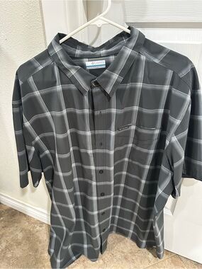 Columbia Men’s Gray Plaid Short Sleeve Button-Up Shirt